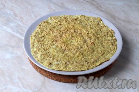 Выпекать в микроволновке 3 минуты на максимальной мощности (у меня 800 Ватт). За это время овсяноблин полностью пропечётся и на поверхности не будет мокрых участков. 