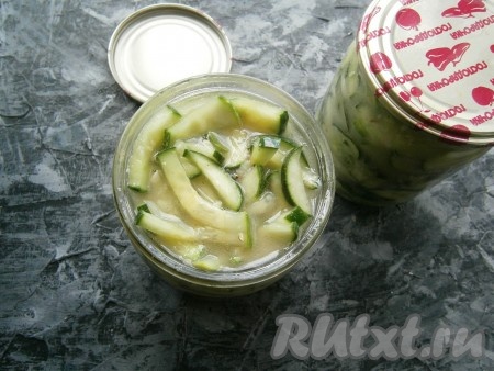 Банки простерилизовать, крышки прокипятить. Огурцы за 2 часа пустят довольно много сока, далее салат выложить в банки, хорошенько утрамбовывая, чтобы огурчики были покрыты соком.
