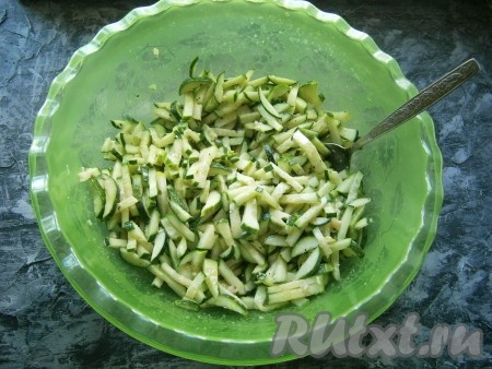 Салат тщательно перемешать и оставить на 2 часа (3-4 раза за это время салат нужно перемешивать).
