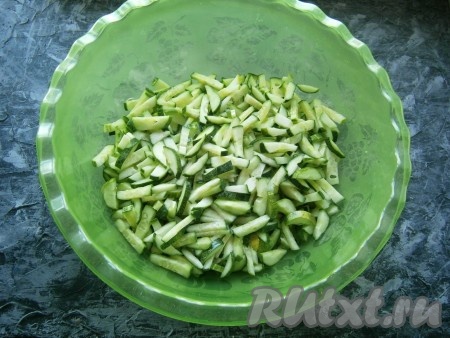 Огурцы нарезать небольшими брусочками.
