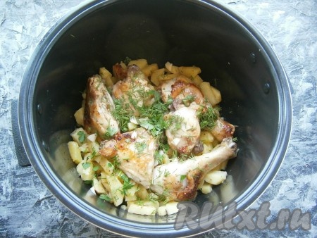 Посыпать сверху измельченным чесноком и зеленью.
