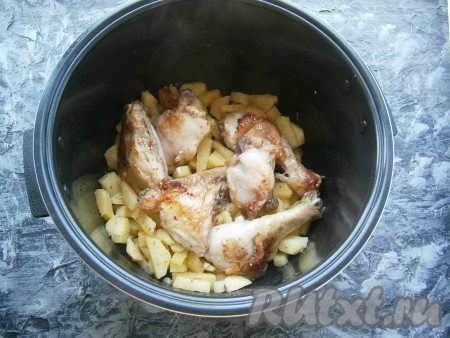 Выставить программу "Мультиповар" на 125 градусов на 20-25 минут. Если такой программы нет, выставляйте - "Выпечка". Закрыть крышку мультиварки. По окончании указанного времени нужно аккуратно перемешать так, чтобы зажаренная курочка оказалась сверху картофеля.
