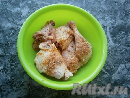 Картофель и чеснок очистить. Куриные окорочка разделить на части, посолить и щедро посыпать специями.
