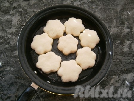 Разогреть в сковороде растительное масло, выложить в него пышки.