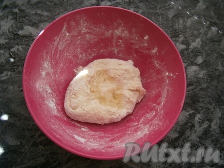 А затем руками замесить плотное, практически не липнущее, но мягкое тесто. Прямо на тесто влить одну столовую ложку растительного масла.
