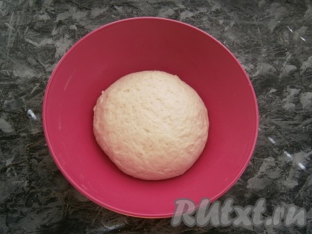 Накрыть тесто плёнкой и оставить в тёплом месте минут на 40-45. За это время тесто увеличится в 2-3 раза.
