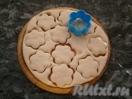 Рюмкой или формочкой вырезать из теста небольшие кружочки или фигурки.