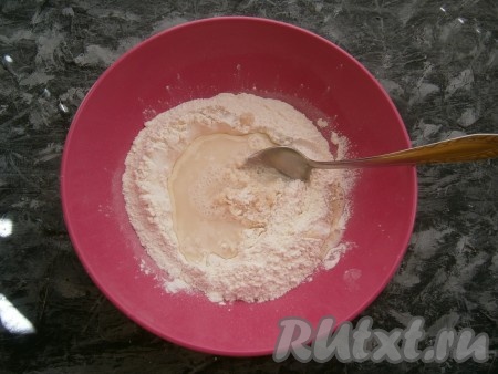 Вливая постепенно тёплую воду (вода должна быть, примерно, градусов 40), замешивать тесто вначале ложкой.
