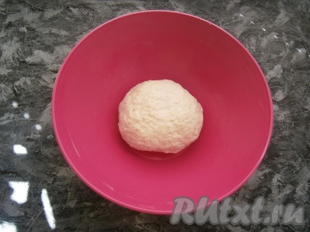 Хорошенько вмешать масло в тесто, которое станет податливым и эластичным.
