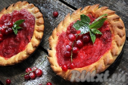 Ватрушки с клубникой получаются красивыми и очень вкусными. Заметьте, что начинка не вытекла. Перед подачей можно присыпать выпечку сахарной пудрой. Такие яркие и праздничные ватрушки с ягодной начинкой понравятся и маленьким, и взрослым, попробуйте!