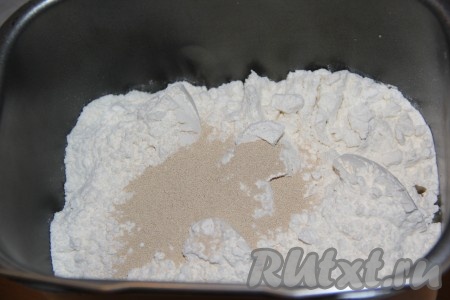 Всыпать муку, соль и дрожжи. Выставить режим "Замес теста" на 1,5 часа.
