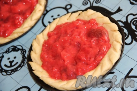 Оставить ватрушки на 30 минут, а затем с помощью ножниц сделать разрезы краешка теста. 