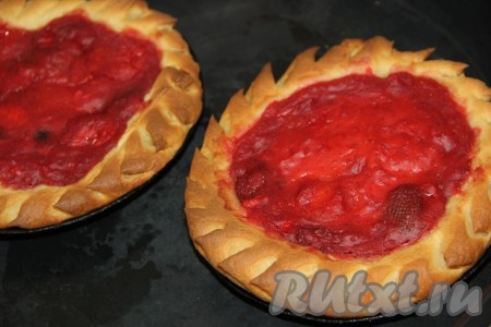 Поставить ватрушки с ягодной начинкой в разогретую духовку и выпекать минут 30 при температуре 200 градусов.&nbsp;
