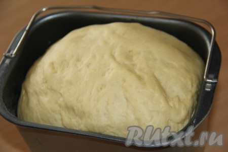 Если готовить тесто руками, тогда нужно соединить тёплую (температура не выше 40 градусов) ряженку (или кефир) с дрожжами и сахаром, оставить на 20 минут (до появления пышной "шапочки"). Затем добавить масло и яйцо, перемешать. Всыпать муку и соль. Замесить мягкое и нежное тесто. Оставить тесто в миске, накрыв полотенцем, на 1,5 часа. Тесто увеличится в два-три раза.
