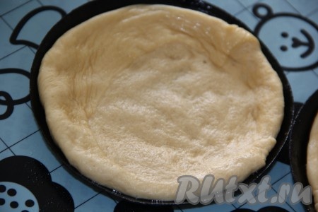 Поднявшееся дрожжевое тесто обмять и разделить на части. Размер ватрушек выбирайте сами. Я разделила тесто на 7 частей и выпекала ватрушки с клубникой в металлических формах диаметром 10 см с низким бортиком. Выложить каждую часть теста в форму и сформировать невысокий бортик. Можно просто раскатать каждую часть теста в нетонкий круг, сформировать бортик и выложить на противень, застеленный бумагой (или смазанный маслом).
