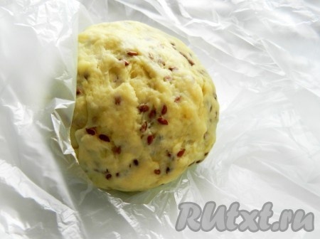 Постепенно добавляя молоко (его может понадобиться больше или меньше), замесить эластичное нелипкое тесто для наших домашних крекеров. Завернуть тесто в пленку и убрать в холодильник на 20-30 минут.