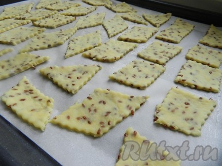 Противень застелить бумагой для выпечки, немного сбрызнуть растительным маслом, выложить на бумагу печенье.