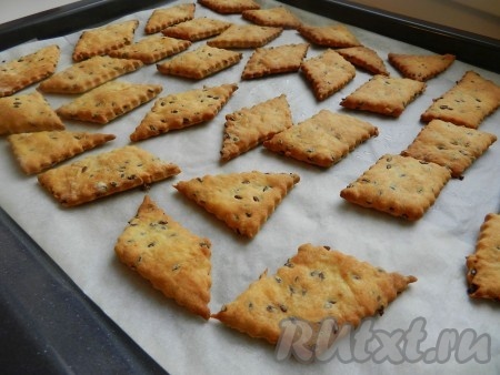 Выпекать крекеры в разогретой до 200 градусов духовке 20 минут.