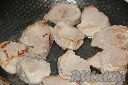 Обжарить мясо на достаточно сильном огне с двух сторон до золотистой корочки (примерно, по 2 минуты с каждой стороны). Обжаренное таким способом мясо после запекания в горшочке будет более сочным, так как после обжарки на нём образуется корочка, которая не будет давать выходить мясным сокам при томлении в духовке.