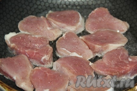 В сковороду влить растительное масло, хорошо разогреть, выложить кусочки свинины в один слой.