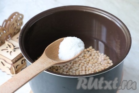 Добавить по вкусу соль. Закрыть мультиварку крышкой и установить режим "Тушение" на 2 часа.
