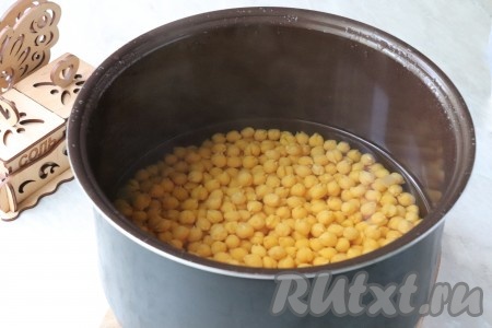 По звуковому сигналу аккуратно открыть крышку и снять с нута вкусовую пробу. Нут должен стать мягким, но при этом сохранить свою первоначальную форму. Если же он недостаточно разварился, установите режим мультиварки "Тушение" ещё на 30 минут. После чего слейте из чаши лишнюю жидкость, а варёный нут используйте по назначению.
