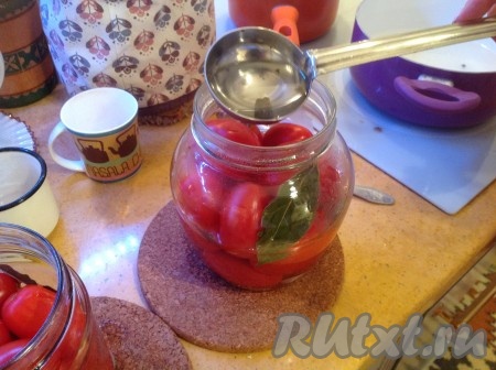 Заливаем маринад в банку с помидорами и закрываем плотно крышкой.