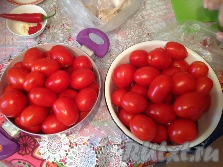 Моем помидоры и выкладываем в чистую посуду.