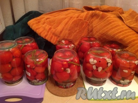 Переворачиваем банки и ставим на доску, плотно укутываем. Оставляем на сутки.