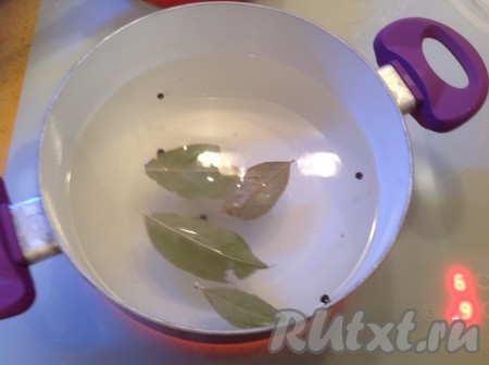 По истечении времени сливаем воду из банок в кастрюлю и готовим маринад, для этого в кастрюлю добавляем соль, сахар, перчик горошком и лавровые листья. Доводим до кипения и варим 2-3 минуты, помешивая (до полного растворения соли и сахара). Затем добавляем уксус и выключаем огонь.