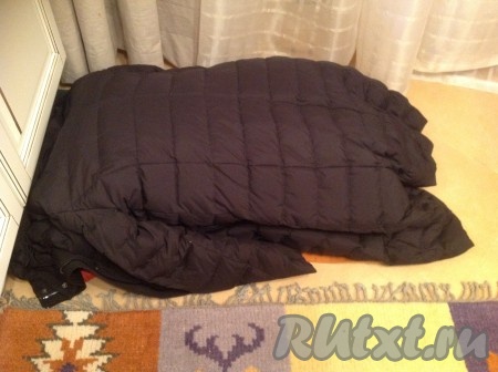 Переворачиваем банки и ставим на доску, плотно укутываем. Оставляем на сутки.