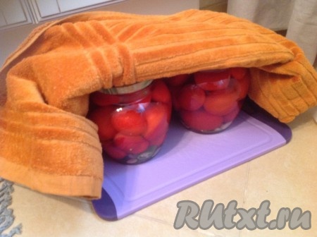 Накрываем банки крышками и убираем на 30 минут, укутав полотенцем.