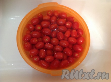 Моем помидоры и выкладываем в чистую посуду.