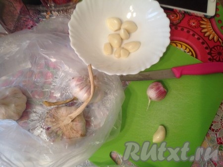 Подготовим укроп, острый перчик, очистим чеснок.