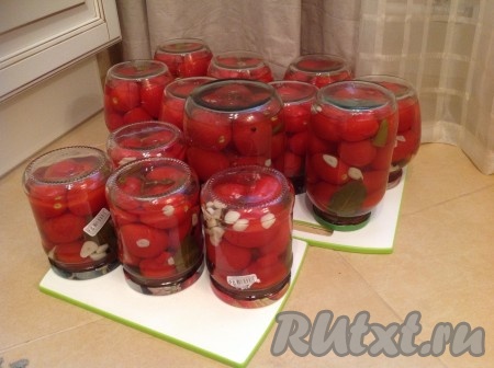 На следующий день снимаем утеплитель и переворачиваем наши баночки с маринованными помидорами. Можно убирать их на хранение!