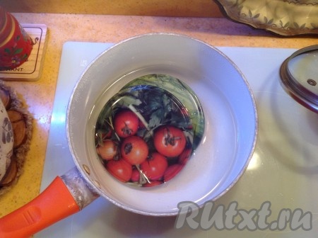 Одновременно с маринадом кипятим крышки.