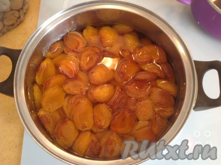 Таким образом варить абрикосовое варенье ещё 2 раза.