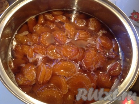 Каждый раз, доводя до кипения, аккуратно перемешиваем и варим 5 минут с момента закипания.
