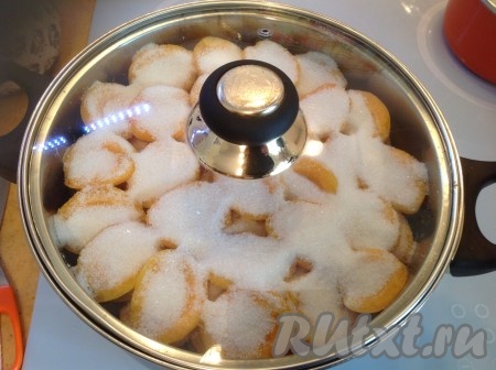 Заполнить абрикосами кастрюлю, пересыпая сахаром. Накрыть кастрюлю крышкой и оставить на 5-6 часов.
