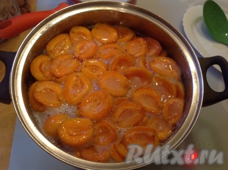 Аккуратно перемешать абрикосы с сахаром, поставить на небольшой огонь и довести до кипения. Варить 5 минут с момента закипания и выключить огонь.
