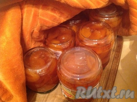 Разлить горячее варенье в простерилизованные баночки. Закатать плотно прокипячёнными крышками. Перевернуть банки и укутать на ночь.
