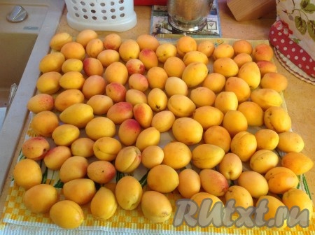 Вымыть и просушить абрикосы на полотенце.
