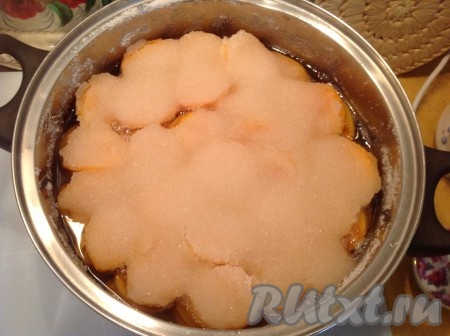 Через 5-6 часов абрикосы дадут сок.