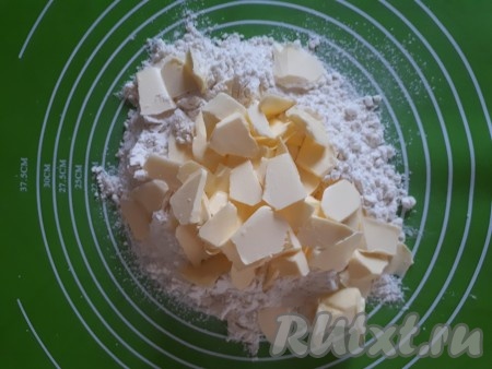 Приготовить тесто для пирога, для этого муку просеять, добавить соль, нарезанное кусочками сливочное масло, порубить получившуюся массу ножом до образования крошки.
