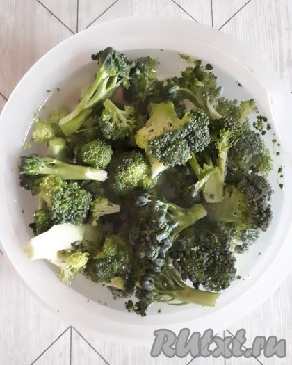 В это время можно заняться приготовлением начинки.

Брокколи разобрать на соцветия, опустить в подсоленную воду, затем отварить в кипящей воде в течение 5 минут и остудить.