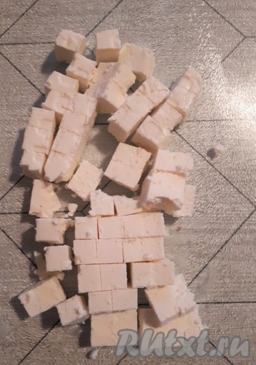 Сыр Фета нарезать небольшими кубиками.
