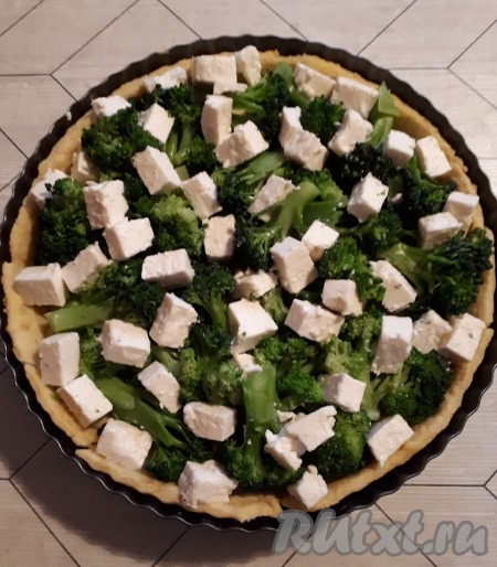 На основу для пирога выложить равномерно брокколи и сыр.