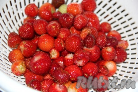 Клубнику очистить от листочков, выложить в дуршлаг и промыть под проточной водой.
