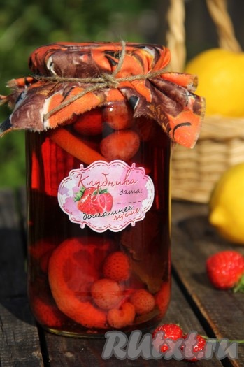 Компот "Клубничное мохито" получается ярким, красивым и очень вкусным. Хранить компот нужно в кладовке или в погребе. Зимой такой компот из клубники своим прекрасным вкусом и ароматом украсит даже самый ненастный день!
