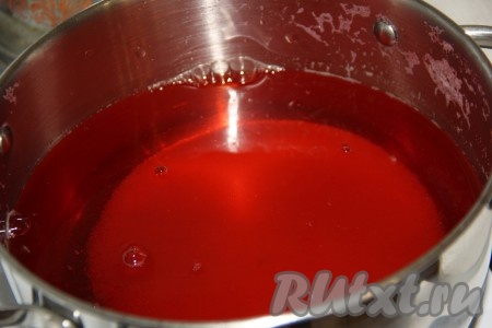 Затем слить воду из банок в кастрюлю, добавить сахар. Поставить кастрюлю на огонь.
